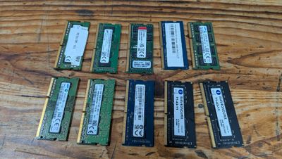 de nombreux modules de mémoire vive posés sur une table en bois