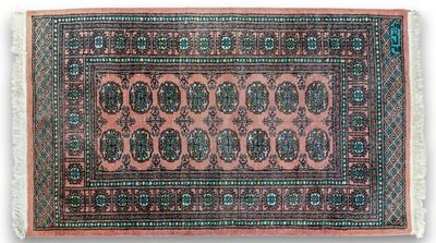 un tapis orné d'un motif en médaillon sur fond rose
