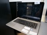 un ordinateur portable posé sur un bureau