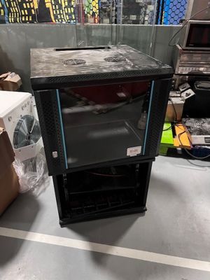 une vitrine posée sur une table