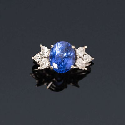 une bague en saphir et diamant