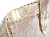 un gros plan d'une veste en cuir portant une étiquette