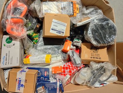 une boîte en carton remplie d'objets hétéroclites sur le sol