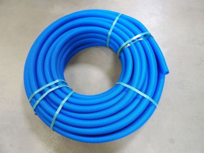 un tuyau bleu posé sur une table