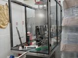 une machine qui fabrique des pizzas dans une usine