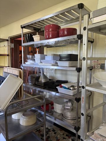 Lot de terrines, plats, plateaux inox, moules, 3 casiers plastiqu...
