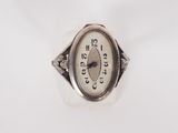 une image représentant une bague en argent sur laquelle figure une horloge