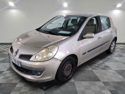 la photo d'une voiture argentée garée dans un garage