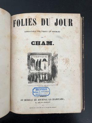 un vieux livre avec la photo d'un groupe de personnes