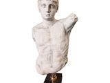 une image représentant la statue d'un homme, le bras levé