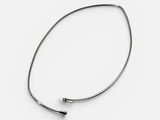 bracelet rigide plaqué argent avec une barre incurvée sur fond blanc