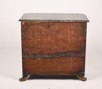 Petite commode en placage de palissandre marqueté, ouvrant p… (photo 5)