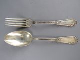 deux cuillères et une fourchette en argent sur une table