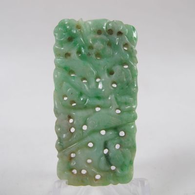 Arts d’Asie. Chine. Fin pendentif ajouré en jadéite vert pom…