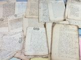 une pile de vieux papiers posée sur une table