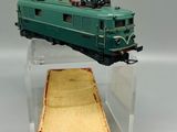 un petit train vert exposé dans une boîte