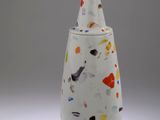 une image représentant un vase blanc orné d'un motif coloré