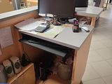 un bureau équipé d'un écran d'ordinateur et d'un clavier