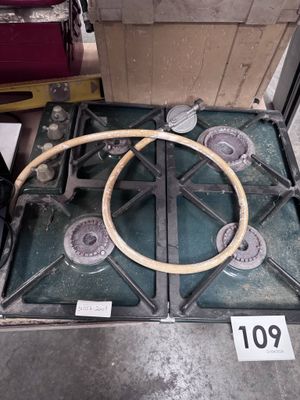 Une plaque de cuisson à gaz ROSIERES couvre brûleur manquant