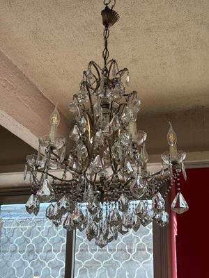 un lustre suspendu au plafond d'une pièce