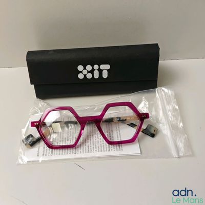 des lunettes dans un étui en plastique et une paire de lunettes posée sur une table
