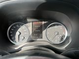 un gros plan du tableau de bord d'une voiture, avec un compteur de vitesse et des jauges