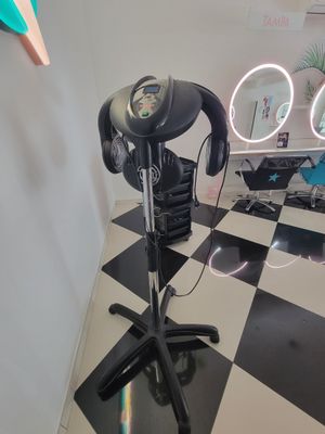 un sèche-cheveux posé sur un sol à carreaux noirs et blancs