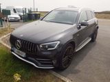 Le SUV Mercedes est garé sur le bord de la route.