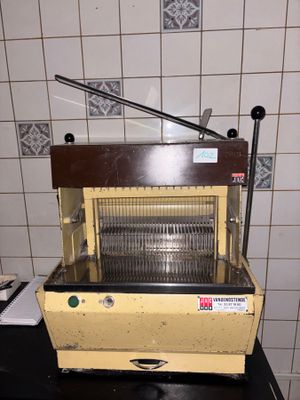 une machine posée sur le comptoir d'une cuisine