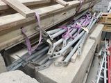 un tas de matériaux de construction posé à même le sol, à côté d'un bâtiment
