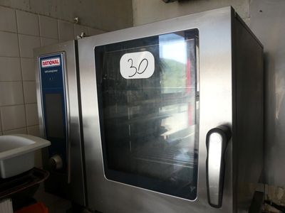 une image d'un four commercial dans une cuisine