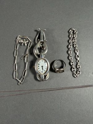 beaucoup d'objets en argent qui se trouvent sur la table