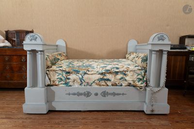 un panier pour chien posé sur un parquet
