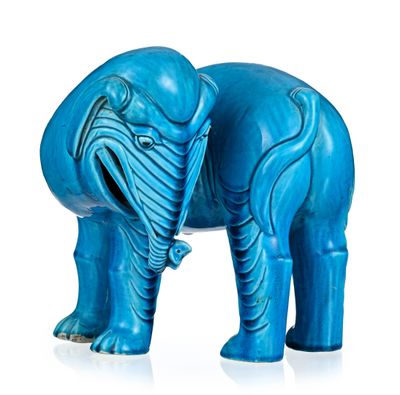 une statue d'éléphant bleue posée sur une surface blanche