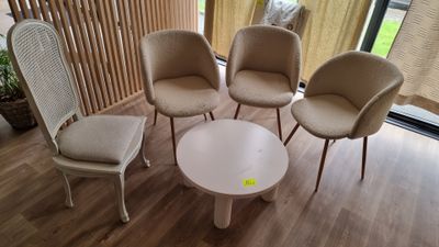 Lot composé de 3 fauteuils en tissu beige et piètement en bo… - Photo 1