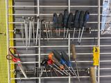de nombreux outils accrochés au mur du garage