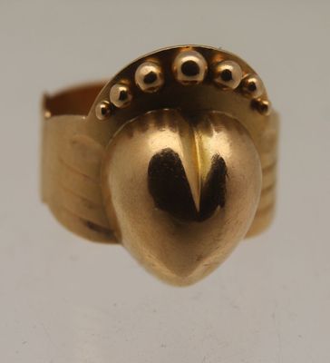 Bague traditionnelle normande en or jaune, ornée d'un cœur a…