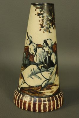un vase avec l'image d'un homme et d'une femme dessus