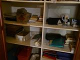 une étagère contenant de nombreux livres dans une pièce