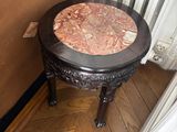 une petite table avec un plateau en marbre
