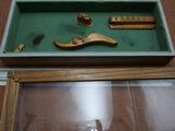 une vitrine posée au sol contenant divers outils