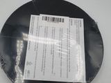 une photo d'une assiette noire sur laquelle se trouve un ticket de caisse