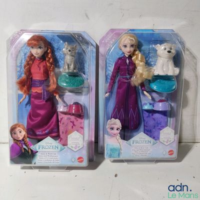 On voit deux poupées surgelées dans leur emballage en plastique, posées sur une surface blanche.