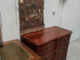 une petite table avec un livre dessus et une chaise à côté