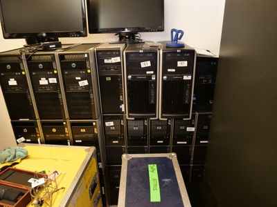 de nombreux équipements informatiques empilés les uns sur les autres
