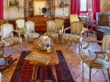 une pièce avec beaucoup de chaises et une table