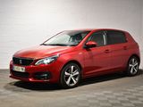 la voiture rouge est garée dans le garage sur le sol en damier
