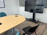une photo d'une salle de réunion équipée d'un téléviseur à grand écran