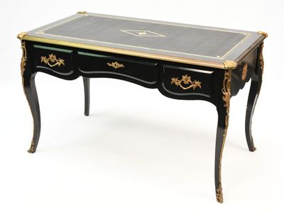 une table noire avec une bordure dorée et un plateau noir