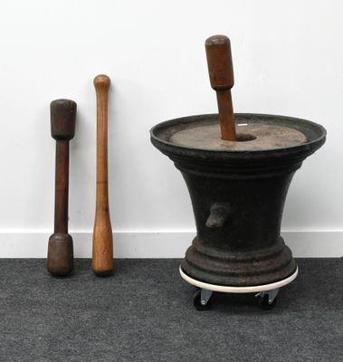 Important mortier en fonte de fer avec son cache et trois pi…